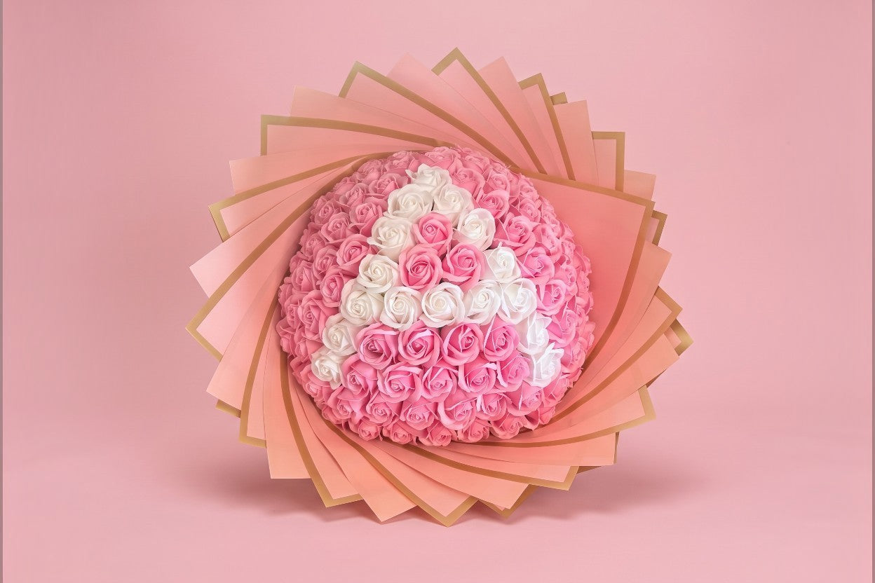 Buchet 101 Trandafiri Roz din Săpun cu Inițială Personalizată și Suport Elegant