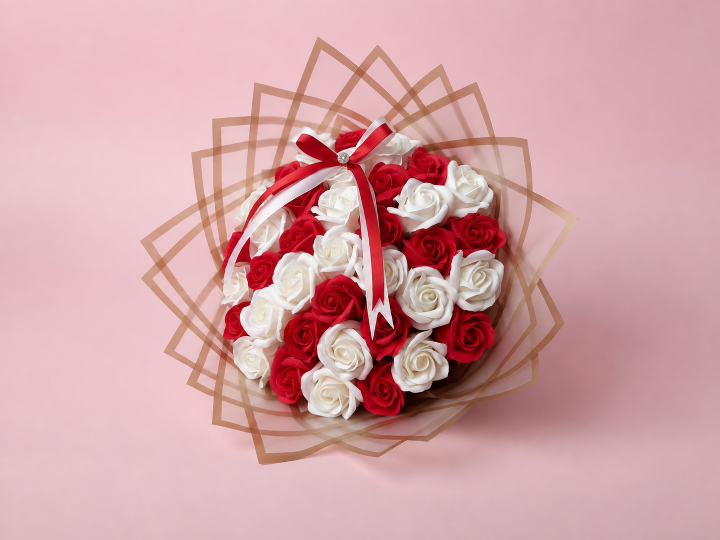 Buchet 37 trandafiri roșii și albi din săpun – Red & White Love