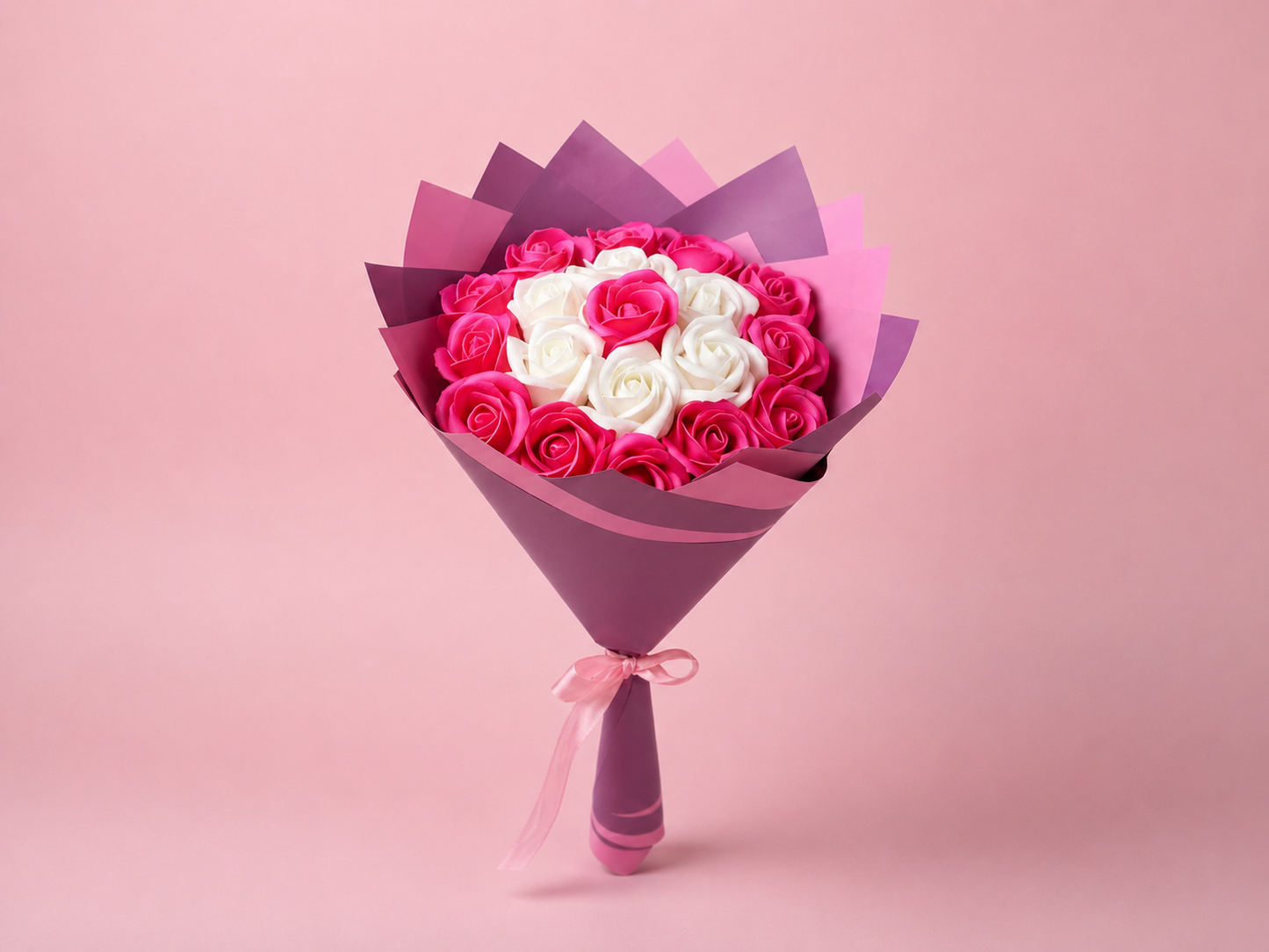 Buchet mic 19 trandafiri roz din săpun – Pink Delight