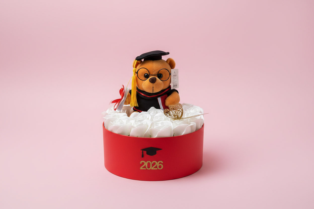 Cutie Cadou Absolvire cu 15 Trandafiri din Săpun Albi – Graduation Teddy White