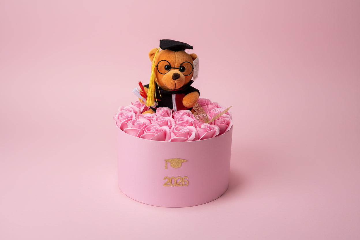 Cutie Cadou Absolvire cu 17 Trandafiri din Săpun Roz – Pink Graduation Teddy
