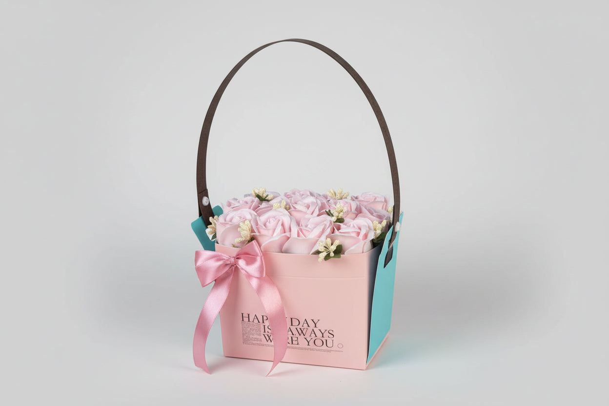 Coș floral cu trandafiri din săpun Pink Elegance