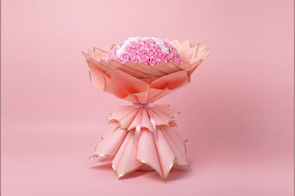 Buchet 101 Trandafiri Roz din Săpun cu Inițială Personalizată și Suport Elegant