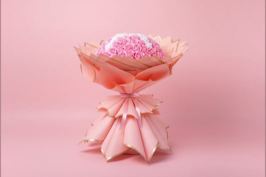 Buchet 101 Trandafiri Roz din Săpun cu Inițială Personalizată și Suport Elegant
