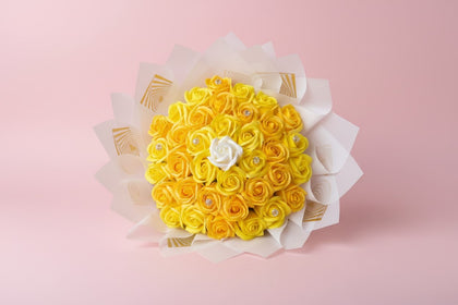 Buchet 37 trandafiri galbeni din săpun – Golden Sunshine