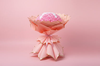 Buchet 101 Trandafiri Roz din Săpun cu Inițială Personalizată și Suport Elegant