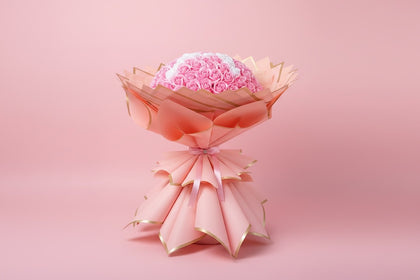 Buchet 101 Trandafiri Roz din Săpun cu Inițială Personalizată și Suport Elegant