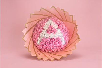 Buchet 101 Trandafiri Roz din Săpun cu Inițială Personalizată și Suport Elegant