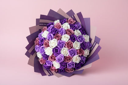 Buchet 57 trandafiri mov din săpun – Purple Elegance