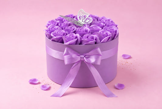 Cutie Mov cu 23 Trandafiri din Săpun, Sclipici și Fluture – Purple Butterfly