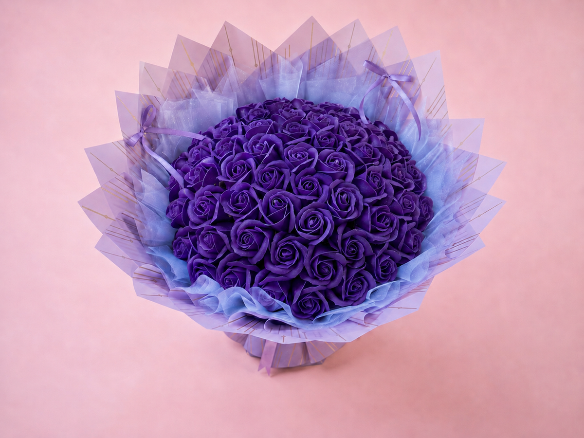 Buchet 59 Trandafiri din Săpun cu Suport – Lavender Dream