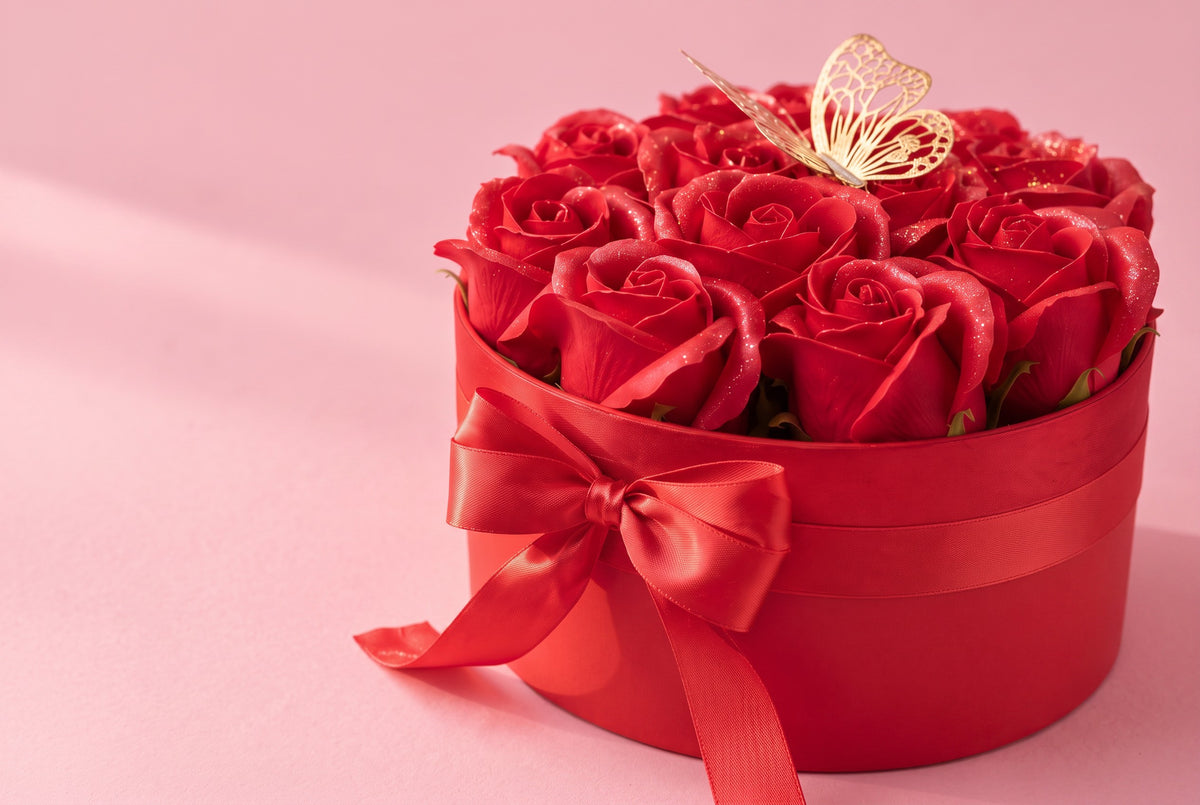Cutie Roșie cu 11 Trandafiri din Săpun, Sclipici și Fluture – Red Butterfly