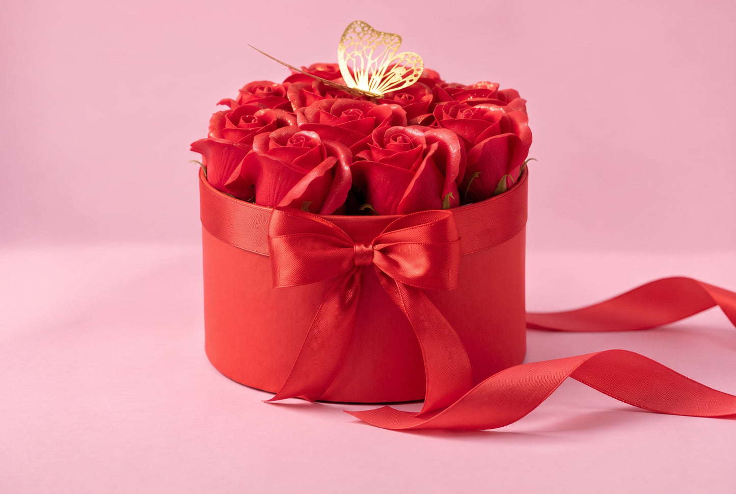 Cutie Roșie cu 11 Trandafiri din Săpun, Sclipici și Fluture – Red Butterfly