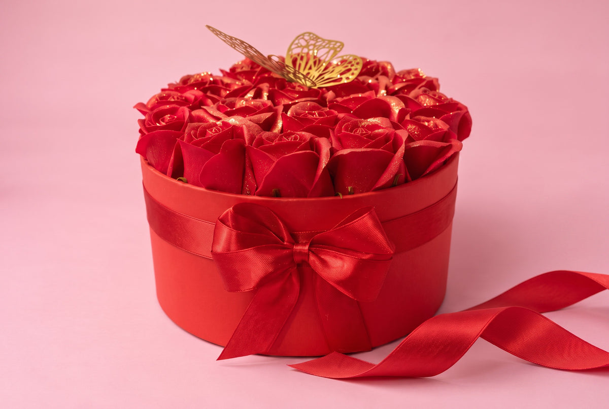 Cutie Roșie cu 19 Trandafiri din Săpun, Sclipici și Fluture – Red Butterfly