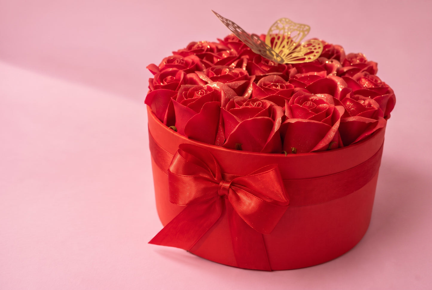 Cutie Roșie cu 19 Trandafiri din Săpun, Sclipici și Fluture – Red Butterfly
