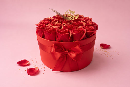 Cutie Roșie cu 19 Trandafiri din Săpun, Sclipici și Fluture – Red Butterfly