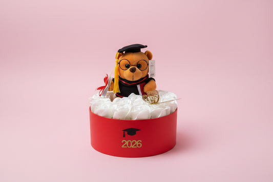 Cutie Cadou Absolvire cu 15 Trandafiri din Săpun Albi – Graduation Teddy White