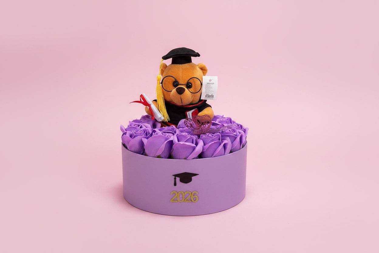 Cutie Cadou Absolvire cu 15 Trandafiri din Săpun Mov – Purple Graduation Bear