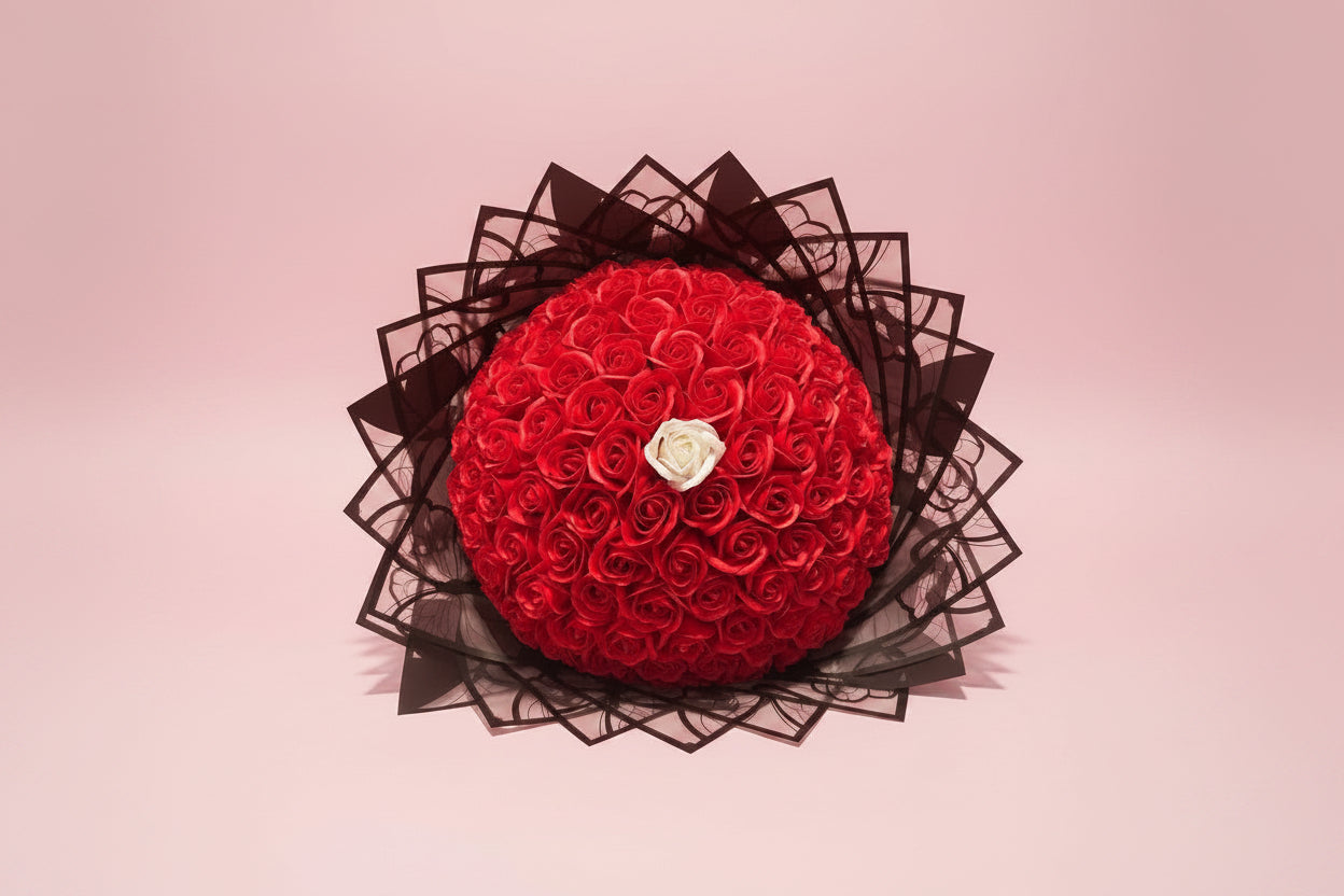 Buchet 101 Trandafiri Roșii din Săpun cu Trandafir Alb – Cadou Romantic Premium