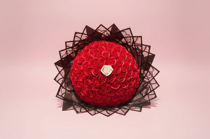 Buchet 101 Trandafiri Roșii din Săpun cu Trandafir Alb – Cadou Romantic Premium