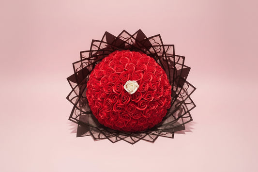 Buchet 101 Trandafiri Roșii din Săpun cu Trandafir Alb – Cadou Romantic Premium