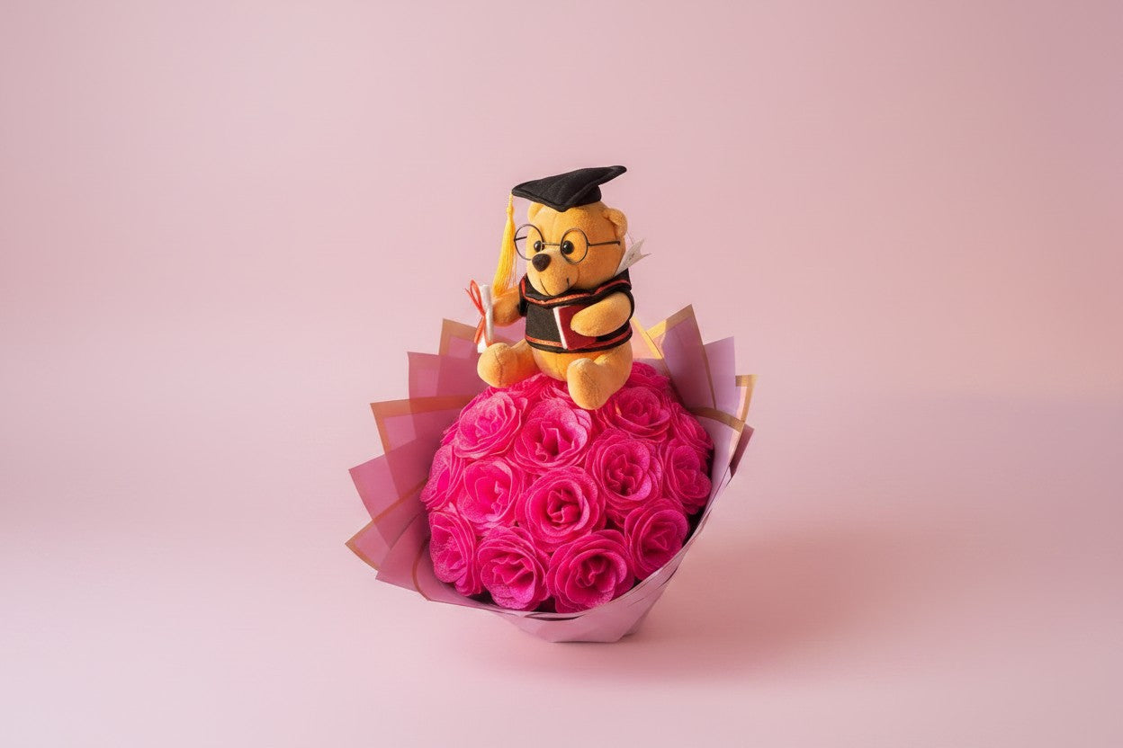 Buchet Absolvire cu 19 Trandafiri Imperiali cu Sclipici și Ursuleț – Cadou Elegant Graduation