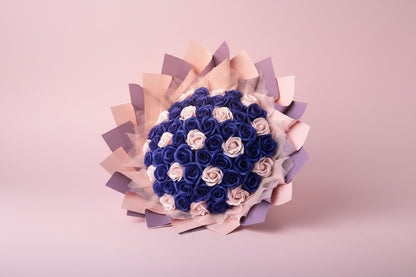 Buchet 59 trandafiri albaștri din săpun – Royal Blue Elegance