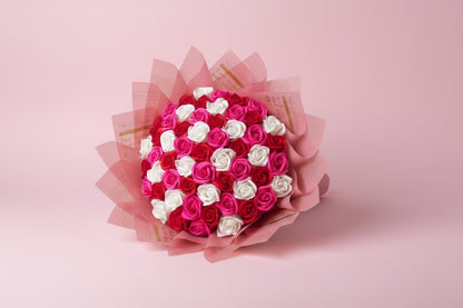 Buchet 57 trandafiri roz din săpun – Sweet Roses