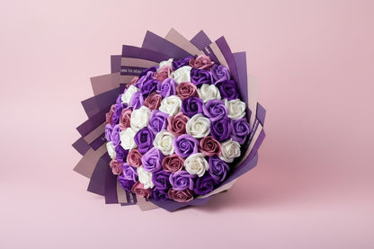Buchet 57 trandafiri mov din săpun – Purple Elegance