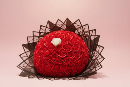 Buchet 101 Trandafiri Roșii din Săpun cu Trandafir Alb – Cadou Romantic Premium