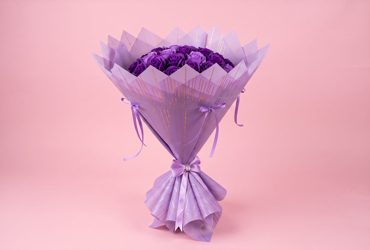 Buchet 59 Trandafiri din Săpun cu Suport – Lavender Dream