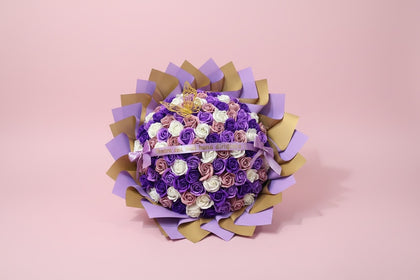 Buchet 101 trandafiri din săpun mov și alb personalizat cu mesaj