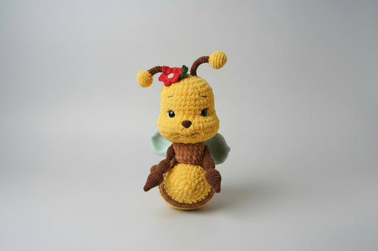 Albinuță croșetată manual – jucărie adorabilă pentru copii