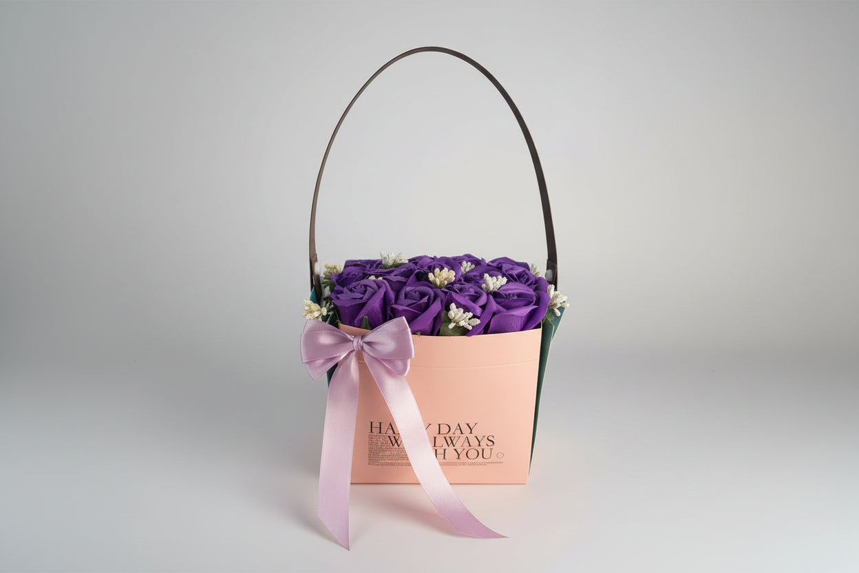 Coș Cadou cu Trandafiri Mov din Săpun – Aranjament Elegant