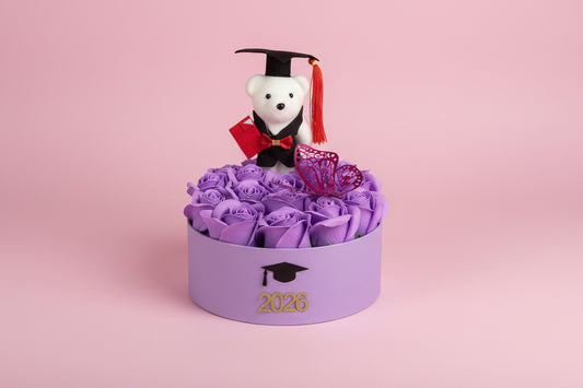 Cutie Cadou Absolvire cu 17 Trandafiri din Săpun Mov – Purple Dream Graduation