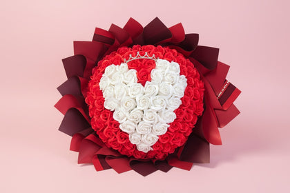 Buchet Luxury cu 101 Trandafiri Roșii și Inimă Albă din Săpun – Cadou Romantic Premium