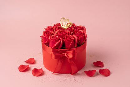 Cutie Roșie cu 11 Trandafiri din Săpun, Sclipici și Fluture – Red Butterfly