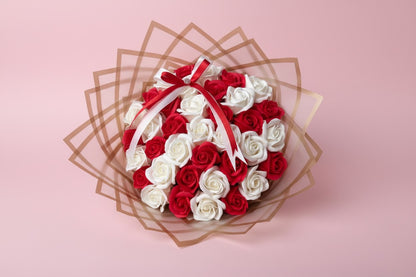 Buchet 37 trandafiri roșii și albi din săpun – Red & White Love