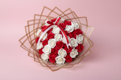 Buchet 37 trandafiri roșii și albi din săpun – Red & White Love