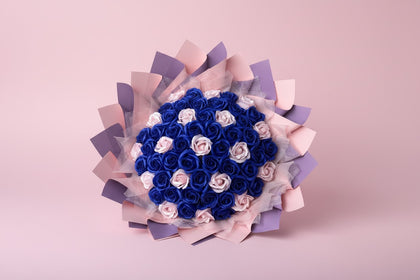 Buchet 59 trandafiri albaștri din săpun – Royal Blue Elegance