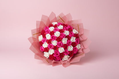 Buchet 57 trandafiri roz din săpun – Sweet Roses