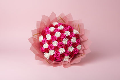 Buchet 57 trandafiri roz din săpun – Sweet Roses