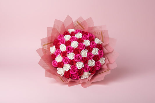 Buchet 57 trandafiri roz din săpun – Sweet Roses