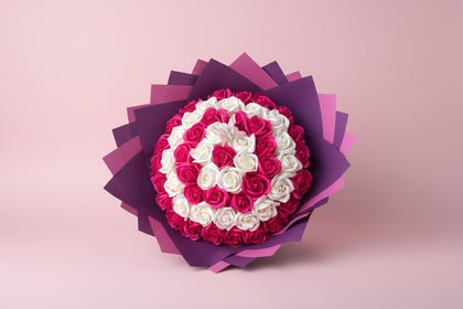 Buchet 57 trandafiri roz spirală din săpun – Pink Spiral Elegance