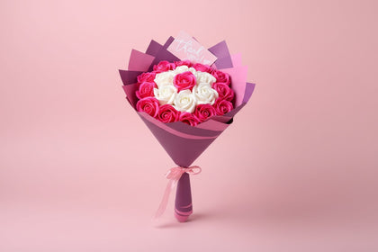 Buchet mic 19 trandafiri roz din săpun – Pink Delight