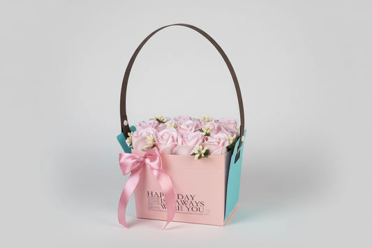 Coș floral cu trandafiri din săpun Pink Elegance